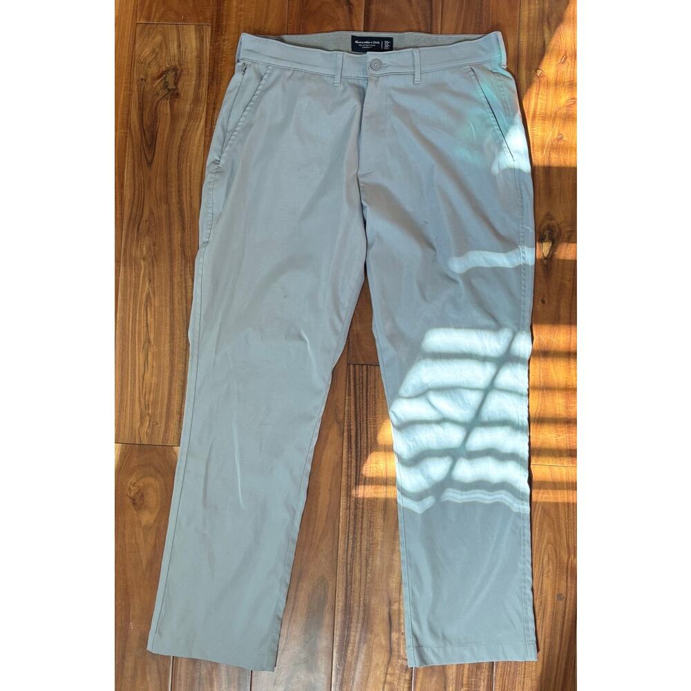 Abercrombie A&F Go-To Pant - Athletic Fit - 33x32 - Light Grey - Like New